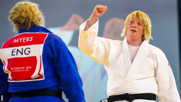 Sarah Adlington (right) wins gold at the 2014 Commonwealth Games