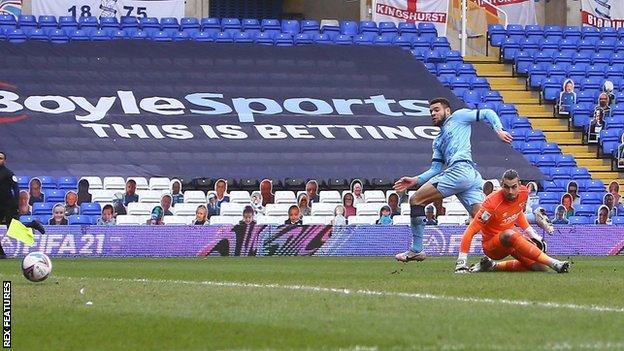 Maxime Biamou scoring