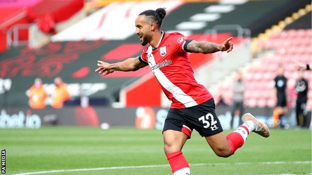 Theo Walcott celebrating his goal against Fulham