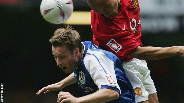 Neil Harris (left) in action for Millwall in the 2004 FA Cup final against Manchester United's Mikael Silvestre