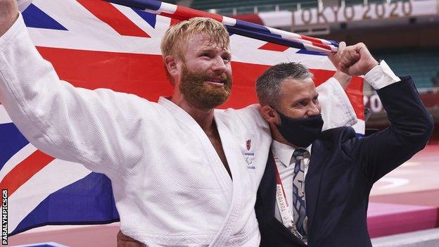 Chris Skelley celebrates with head coach Ian Johns