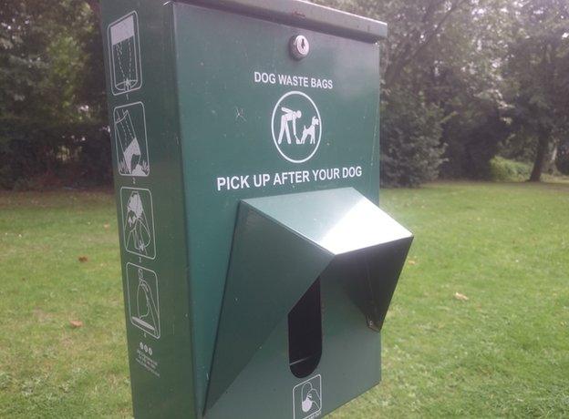 Dog poo dispenser