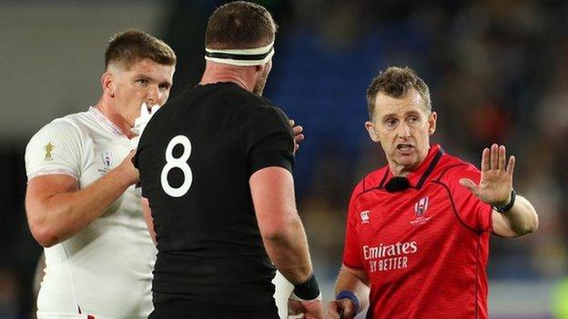 Nigel Owens gyda Kieran Read o Seland Newydd ac Owen Farrell o dîm Lloegr