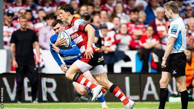 Loui Rees-Zammit runs with the ball for Gloucester