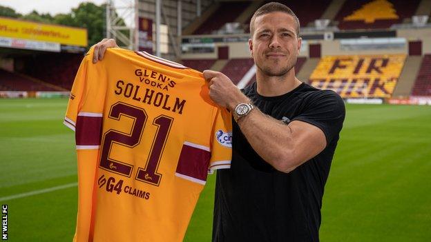 Sondre Solholm Johansen showing off his new Motherwell colours