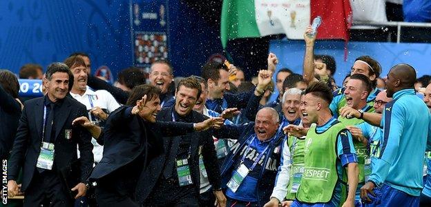 Antonio Conte managing Italy during Euro 2016