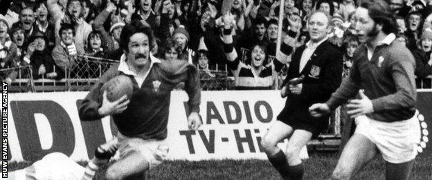 Gerald Davies scores a try for Wales against Argentina in 1976