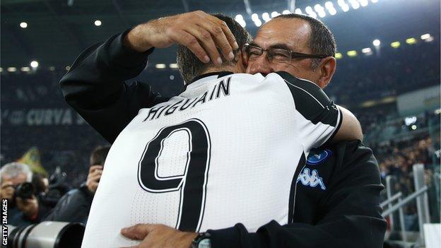 Gonzalo Higuain and Maurizio Sarri hug