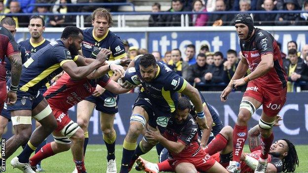 Clermont"s French flanker Damien Chouly (C) vies for the ball during quarter-final rugby union match between Clermont and Toulon