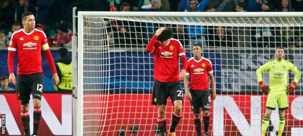 Manchester United players look dejected