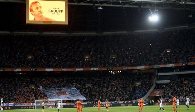 Johan Cruyff tribute during Netherlands v France