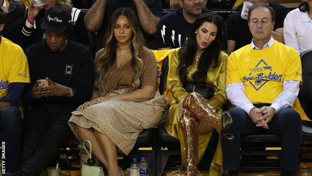 Beyonce and Jay Z courtside