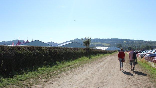 Dechrau'r daith hir o'r maes carafanau am y tro olaf // Taking the long journey from the caravan park for the last time