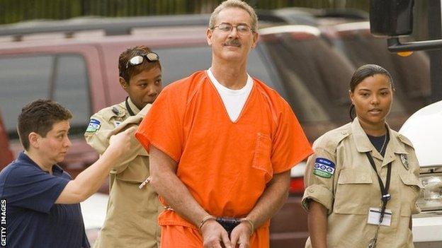 Allen Stanford (centre)