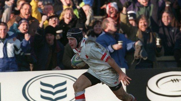 David Humphreys runs in for his memorable try against Stade Francais in the semi-final victory