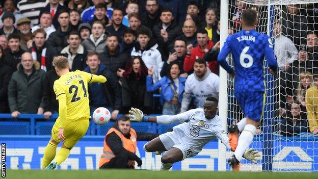 Christian Eriksen scoring against Chelsea