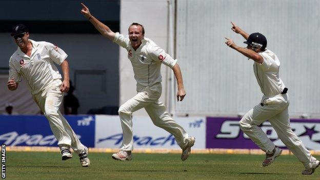 Shaun Udal (centre) celebrates after taking the wicket of Sachin Tendulkar