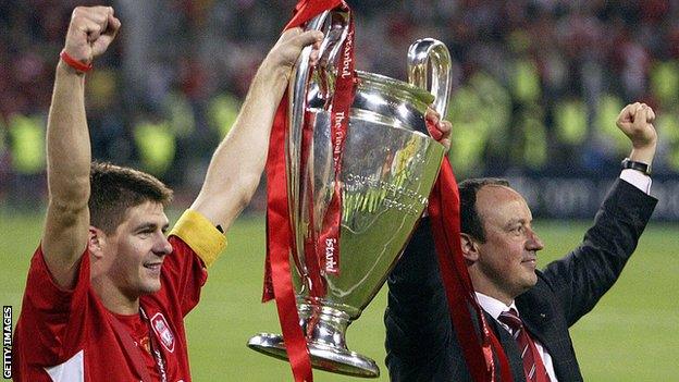 Steven Gerrard and Rafa Benitez lift the Champions League trophy