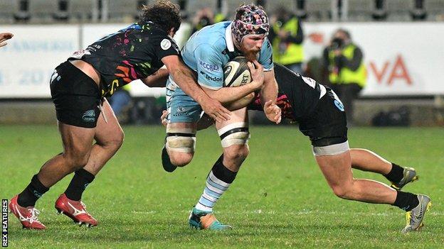 Tim Swinson carries ball for Glasgow Warriors against Zebre