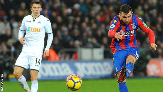 Crystal Palace midfielder James McArthur in action against Swansea