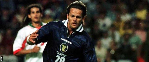 Scott Booth playing for Scotland in 1998