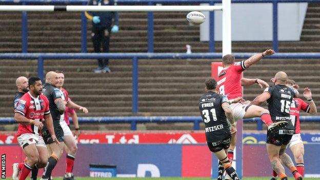 Gareth O'Brien kicks a drop-goal