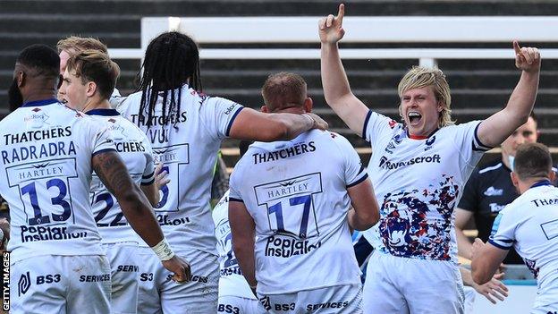 Bristol players celebrate victory over Leicester Tigers