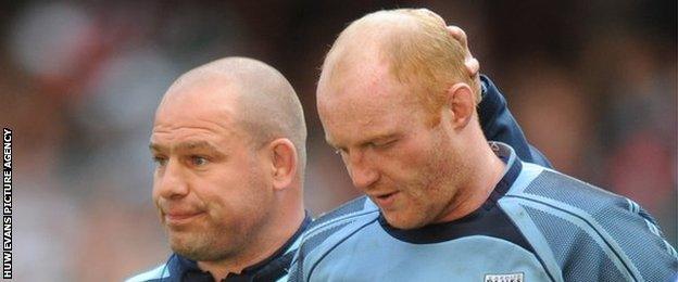 Martyn Williams (left) is consoled by Leicester coach Richard Cockerill after his missed kick