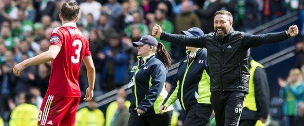 Aberdeen manager Derek McInnes joins his players on the pitch after the game