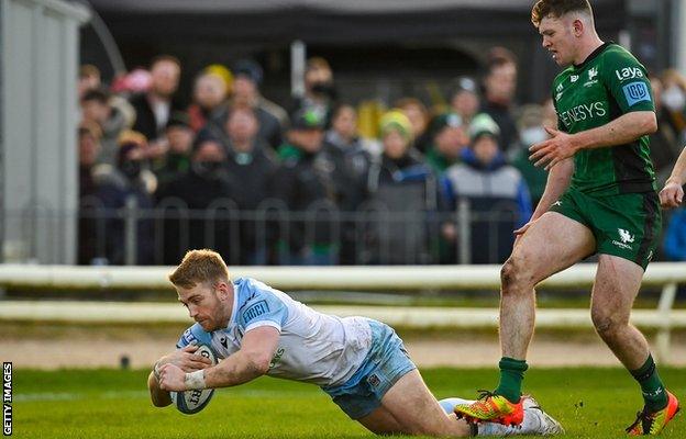 Glasgow Warriors' Kyle Steyn scores a try