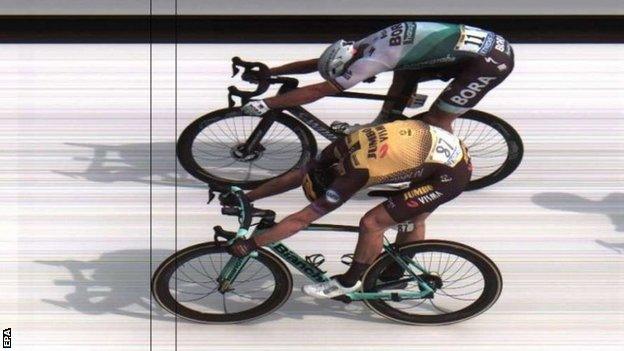 Michael Teunissen (bottom) pips Peter Sagan on the finish line