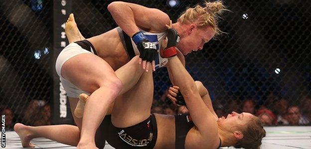 Holly Holm pins down Ronda Rousey