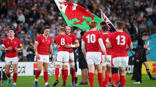 Alun Wyn Jones consoles his Wales players after their 2019 World Cup bronze match loss to New Zealand