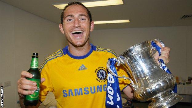 Frank Lampard celebrates Chelsea's victory over Everton in the 2009 FA Cup final