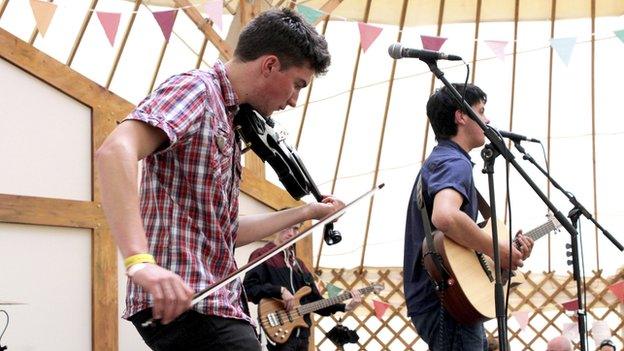 Patrobas yn perfformio'n fyw yn y Tŷ Gwerin ar y Maes heddiw // Welsh folk/rock band Patrobas perform live at the folk tent