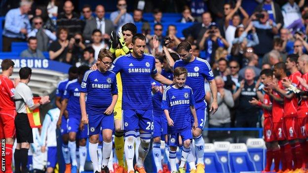 Liverpool give Chelsea guard of honour