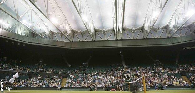 Roof closed on Centre Court