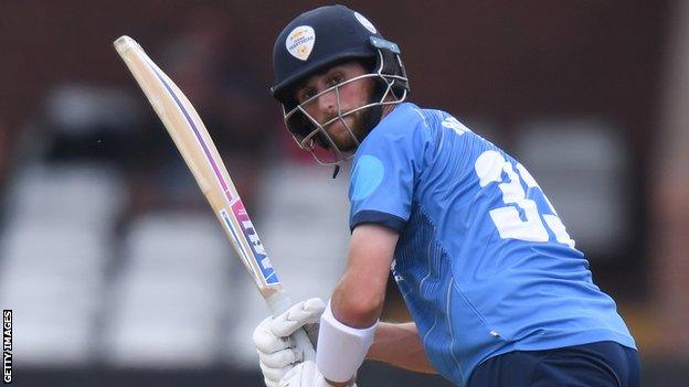 Fynn Hudson-Prentice in action for Derbyshire