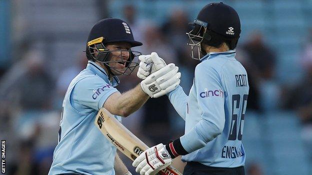 Eoin Morgan and Joe Root celebrate