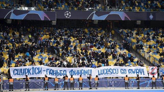 NSK OLIMPIYSKIY STADIUM, KYIV, UKRAINE - 2020/10/20: Fans of FC Dynamo Kyiv show a banner against Mircea Lucescu during the UEFA Champions League football match between FC Dynamo Kyiv and Juventus FC. Juventus FC won 2-0 over FC Dynamo Kyiv. (Photo by Nicolò Campo/LightRocket via Getty Images)