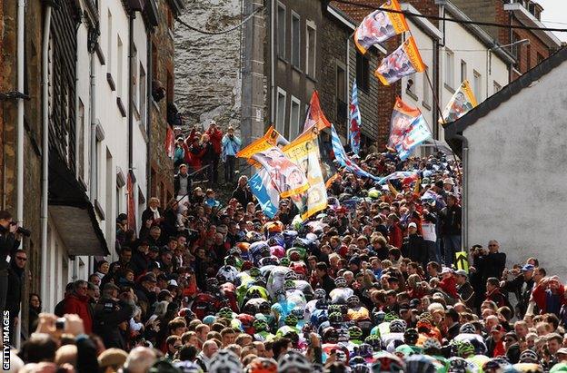 Riders tackle the Cote de Saint Roche