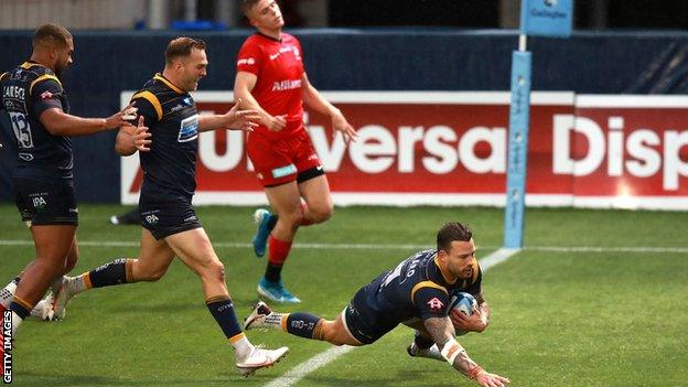 Francois Hougaard scores a try for Worcester Warriors against Saracens