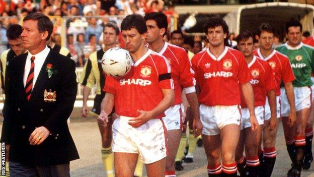 Alan Pardew, third from left, played against Manchester United in the 1990 final