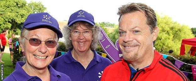 Eddie Izzard and volunteers