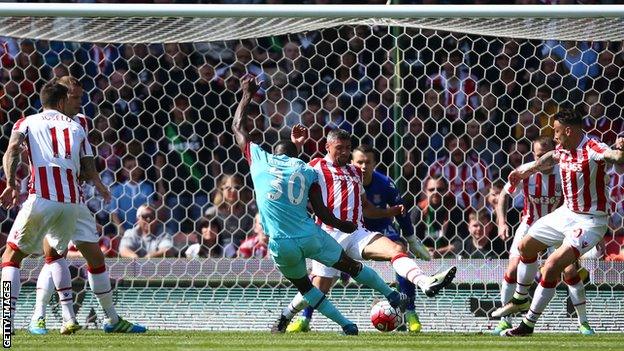 Michail Antonio scores for West Ham