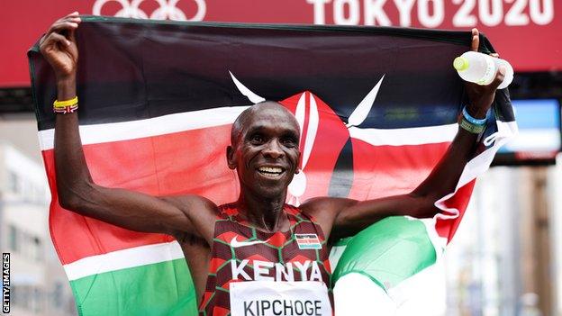 Eliud Kipchoge celebrates winning the marathon at the Tokyo Olympics