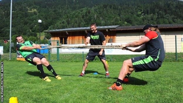 Ken Owens and Kristian Dacey in training in 2015