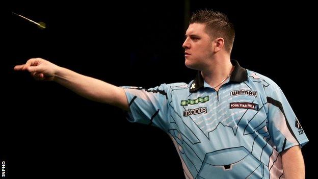 Daryl Gurney throws a dart