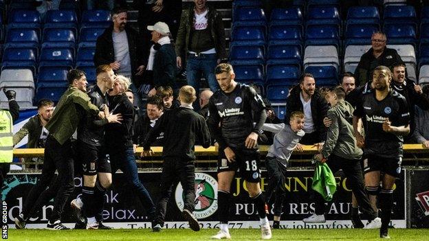 Luchd-leantainn Ayr United a' dèanamh gàirdeachais