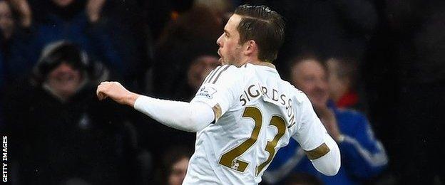 Gylfi Sigurdsson celebrates his goal